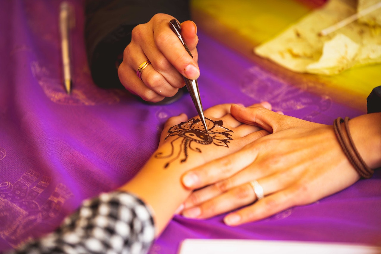 Contoh ide bisnis kreatif di luar negeri: jasa henna