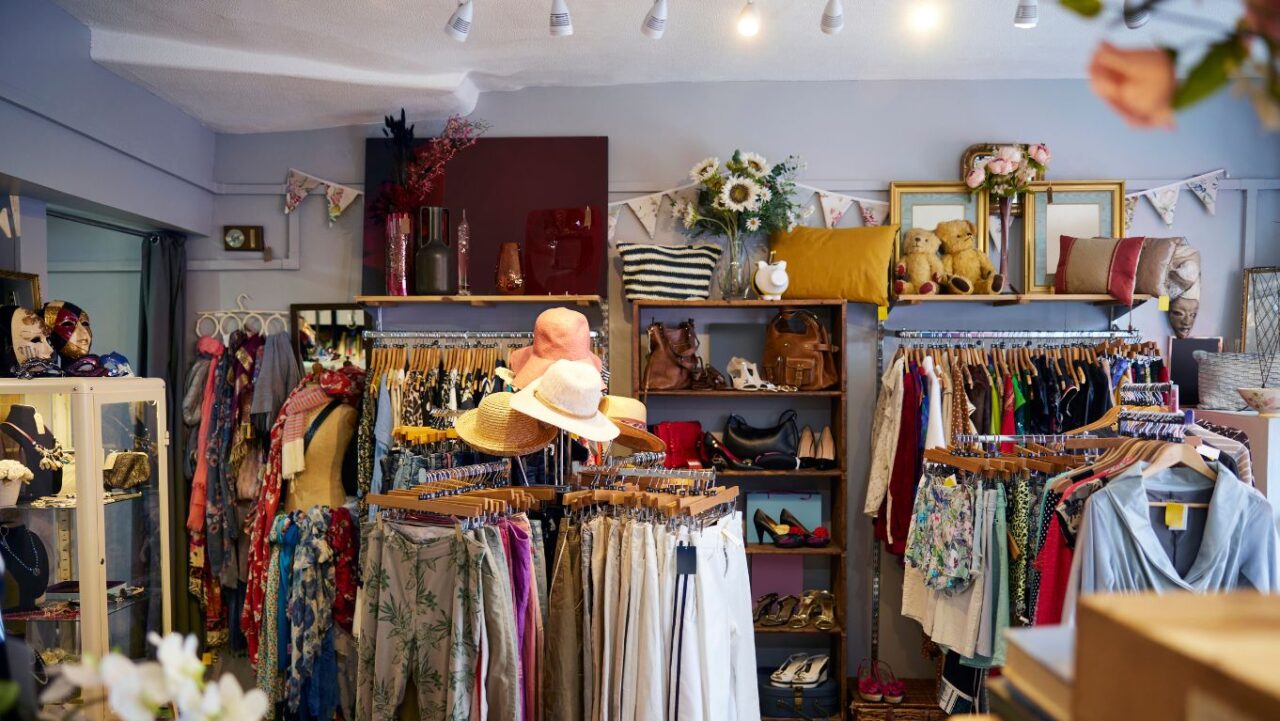 8 bisnis di tengah deflasi yang masih luas pangsa pasarnya, cocok untuk pemula! 2 Bisnis thrift shop saat deflasi